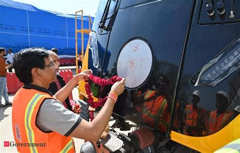 First train for Agra Metro project unloaded at Agra Metro Depot, ET ...