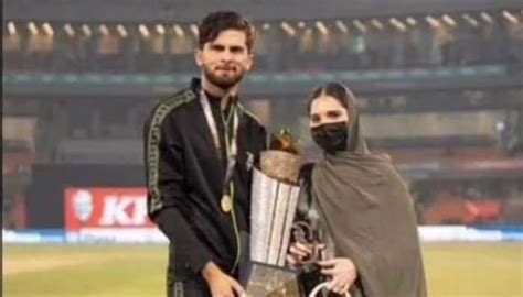 Shaheen Afridi, wife Ansha pose with PSL 2023 trophy - TechiAI