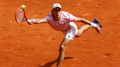 Matteo Arnaldi fantastico a Madrid: chi è il tennista italiano che ha ...