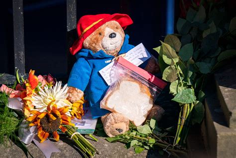 'One last story M'am': Marmalade sandwich and Paddington book left by mourners in Scotland | The ...