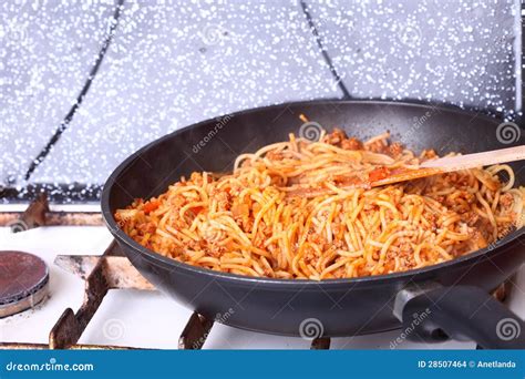 Boiling Spaghetti Pasta in a Skillet Stock Photo - Image of dietary, culture: 28507464