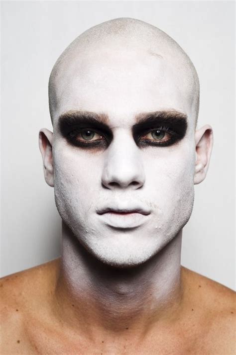 Épinglé par Arne Halleraker sur Screenshots | Maquillage homme, Maquillage halloween homme ...