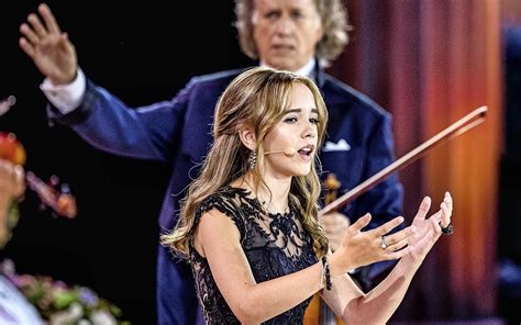 Emma Kok (15) vertolkt Pravi op het Vrijthof naast André Rieu. 'Tijdens ...