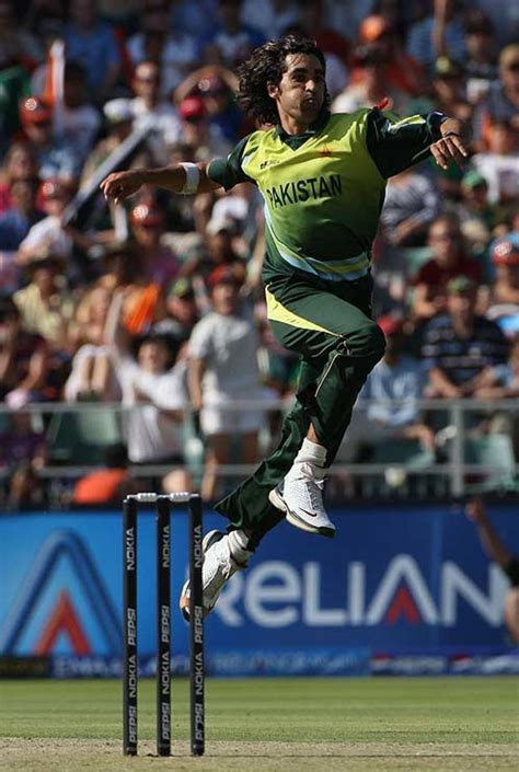 Yasir Arafat is bowled by Irfan Pathan | ESPNcricinfo.com