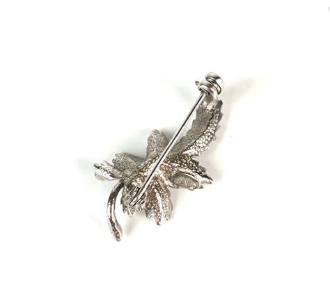 Broche "Feuille de vigne" en argent (900/oo) partiellement amati, L. 3.7 cm. Poids br...