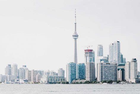 3 BEST + COOLEST Hostels in Toronto 2024 (Solo-Travel + Map)