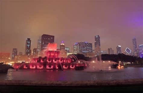 Buckingham Fountain and the Chicago, Illinois Skyline at Night Stock Photo - Image of outdoors ...