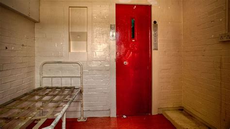 Blundeston Prison: Inside Reggie Kray's old prison cell - BBC News