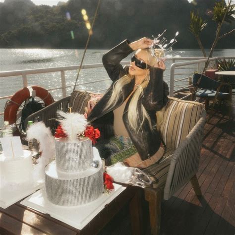 Christina Aguilera celebrates birthday on Ha Long Bay