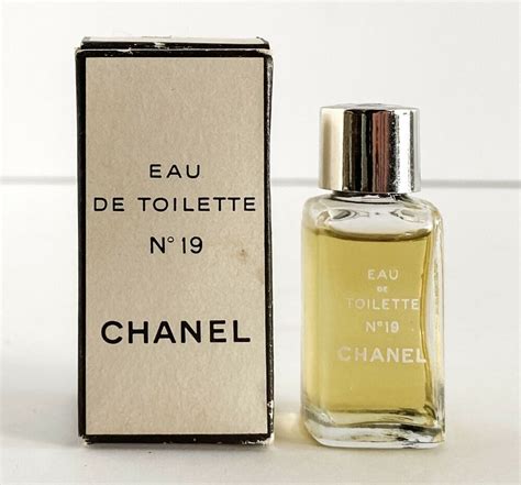 CHANEL No.19 Eau De Toilette Perfume Mini .25 oz Travel Sample Full w/ Box VTG | eBay in 2021 ...