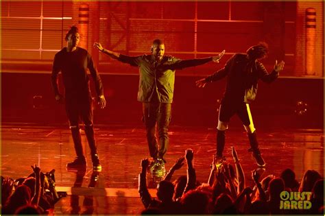 Usher & Young Thug's BET Awards 2016 Performance Video - Watch Now!: Photo 3692814 | Usher ...