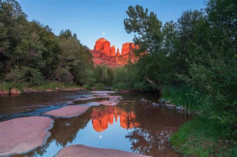 Sedona sunset and moonrise at Red Rock Crossing - SedonaBizMag.com