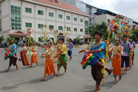 Trot Dance - IntoCambodia.org