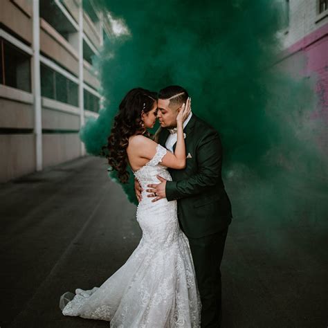 20 Colorful Smoke Bomb Inspiration for Your Wedding Portraits