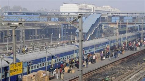 Bomb scare at New Delhi station, cops search trains for 3 hours | delhi news | Hindustan Times