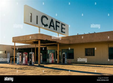 Abandoned gas station and cafe in the California desert Stock Photo - Alamy