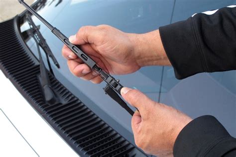 How to install windshield wiper blades: 6 steps to follow