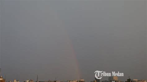 BERITA FOTO Menakjubkan, Pelangi dan Petir Menghiasi Langit di Kota Medan Saat Terjadi Hujan ...