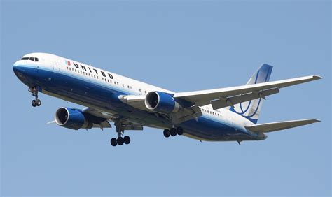 File:United Airlines Boeing 767-322ER.jpg - Wikimedia Commons