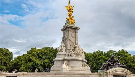 Victoria Memorial - London, United Kingdom | CityDays