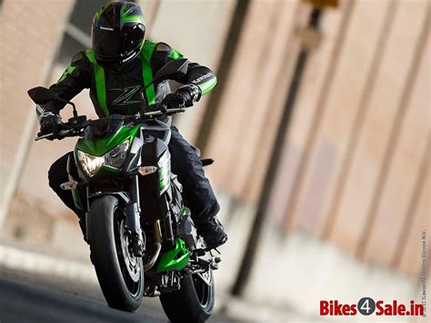 Kawasaki Z800 Review – To Race with Triumph Street Triple R - Bikes4Sale