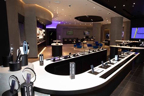 Celebrate 10 Years of Galaxy at Samsung’s New Experiential Retail Locations