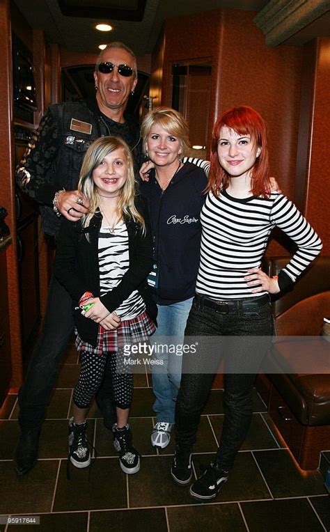 hayley-williams-of-paramore-poses-backstage-with-her-mother-jennifer-picture-id95917644 (635× ...