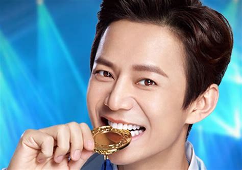 He Jiong Bites Gold Medal For Crest China in Publicis Olympic Campaign | Branding in Asia