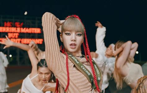 เปิดลุคของ Lisa จากวิดีโอการแสดงล่าสุดในเพลง MONEY เธอใส่อะไรบ้าง รวมแล้วราคาเท่าไหร่