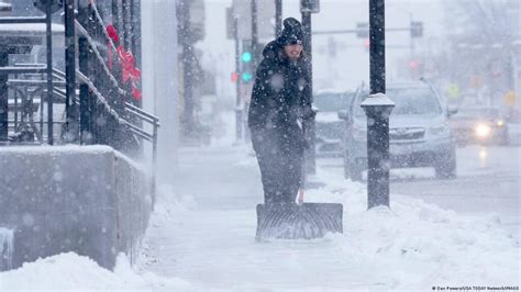 Sports reporter's reluctant snowstorm broadcast goes viral – DW – 12/24 ...