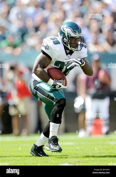 Brian Westbrook #36 of the Philadelphia Eagles rushes against the New ...