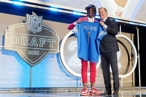 Alabama WR Jameson Williams Selected in First Round of NFL Draft - Sports Illustrated Alabama ...