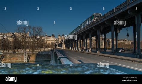 Paris Metro train crossed Pont de Bir-Hakeim, clear blue sky Stock ...