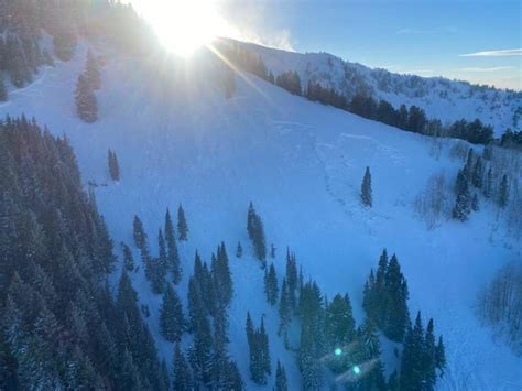 Utah avalanche leaves 4 skiers dead, with 4 others rescued - CBS News