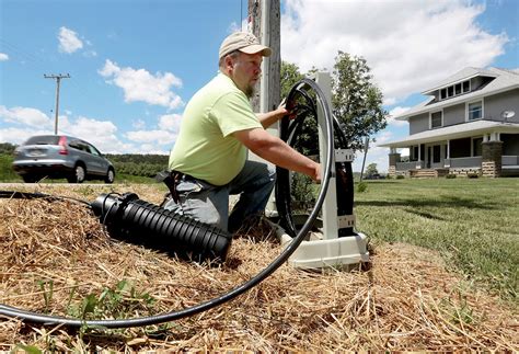 Installation for fiber optic line slated to run from D.C. area to Bristol | WFXRtv