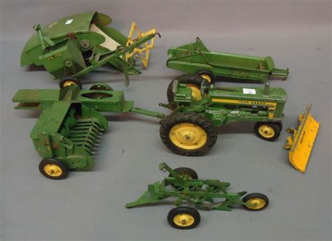 48: VINTAGE JOHN DEERE TRACTOR TOY : Lot 48