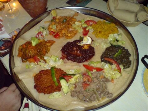 File:Eritrean food on an injeera.jpg - Wikimedia Commons