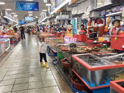 Making Friends at Busan’s Jagalchi Market