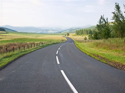 Road markings: Removing white lines may cause motorists to slow down, research finds | The ...