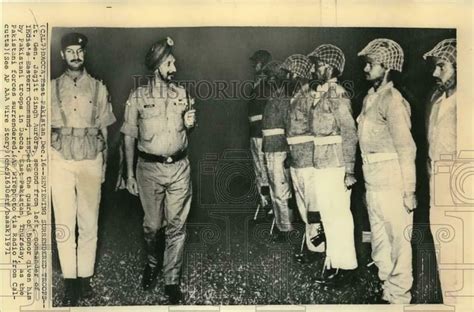 Indian Army Lt Gen Jagjit Singh Aurora inspects Pakistani guard of ...