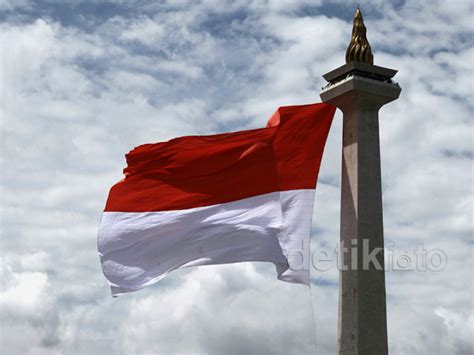 Bendera Merah Putih Berkibar di Puncak Monas