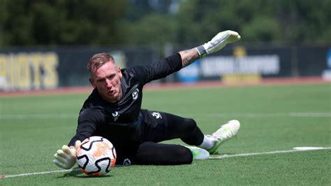 Comparing Aston Villa goalkeepers Emi Martinez and Robin Olsen ...