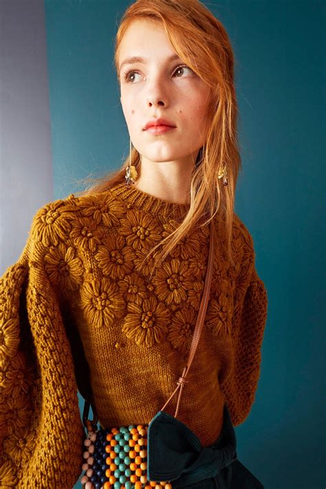 Ulla Johnson Pre-Fall 2019 collection, runway looks, beauty, models, and reviews. Moda Fashion ...