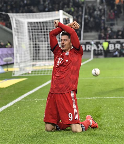 Lewandowski ties Bundesliga record for goals by foreigner