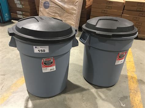 2 RUBBERMAID ROUGHNECK 20GAL GARBAGE CANS WITH LIDS - C - Able Auctions