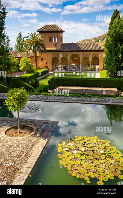 Torre de las Damas. Gardens, Alberca & fountains. El Partal, Nazaries ...