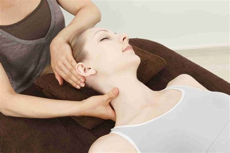 Best Neck Massage Techniques to Relieve Pain