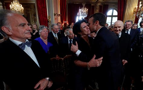 Emmanuel Macron kisses his mother Francoise Nogues | Emmanuel Macron is sworn in as French ...