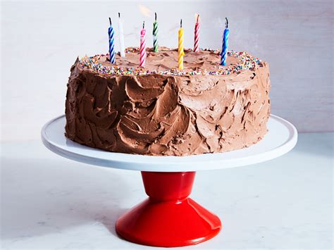 10 amazing ideas for decorating a chocolate birthday cake that everyone will love