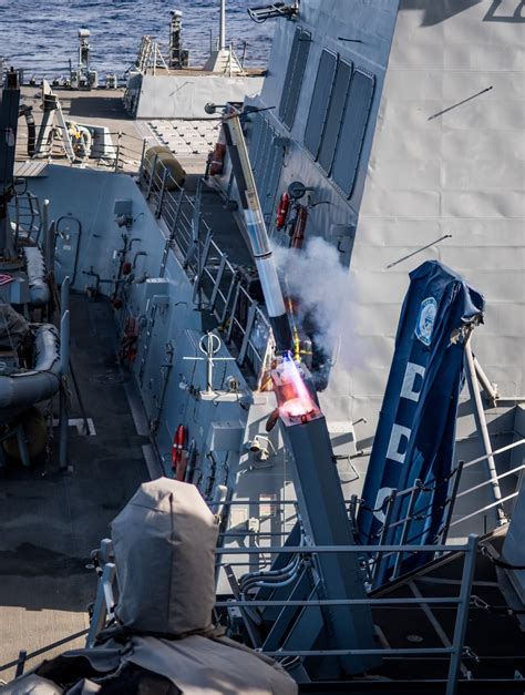 DVIDS - Images - USS Dewey Conducts Nulka Launch [Image 9 of 10]